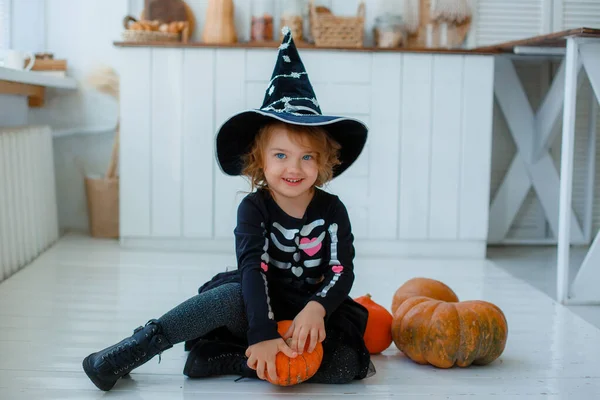 Retrato Una Niña Con Disfraz Bruja Sonriendo Sentada Suelo Fiesta — Foto de Stock