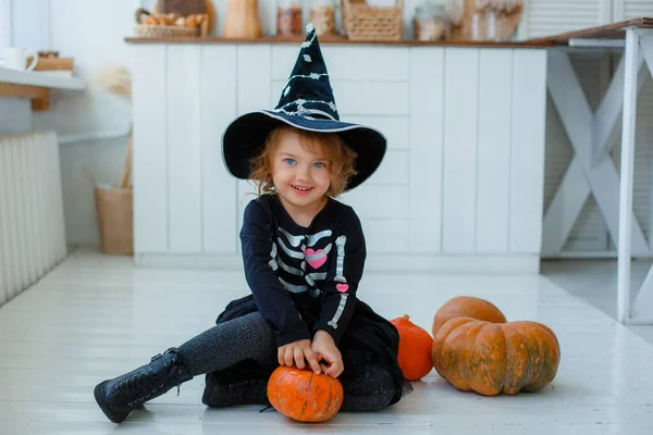 Retrato Una Niña Con Disfraz Bruja Sonriendo Sentada Suelo Fiesta — Foto de Stock