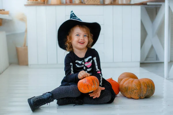 Retrato Una Niña Con Disfraz Bruja Sonriendo Sentada Suelo Fiesta — Foto de Stock