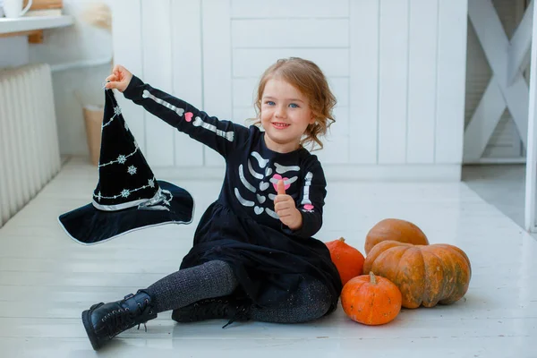 Retrato Una Niña Con Disfraz Bruja Sonriendo Sentada Suelo Fiesta — Foto de Stock