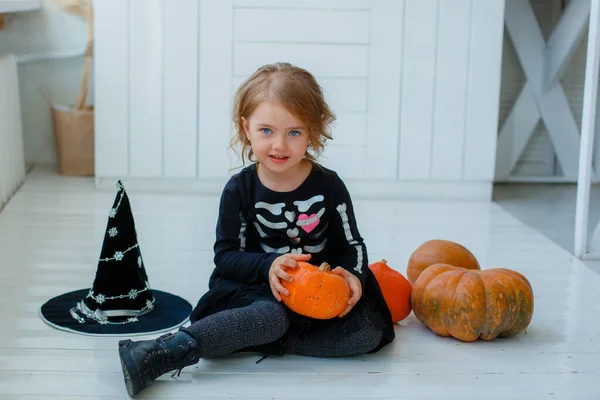 Retrato Una Niña Con Disfraz Bruja Sonriendo Sentada Suelo Fiesta — Foto de Stock