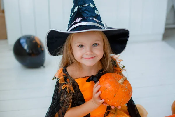 Портрет Маленькой Девочки Костюме Ведьмы Хэллоуин — стоковое фото