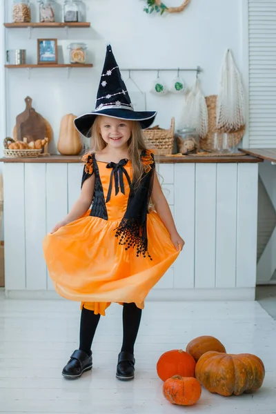 Niña Disfraz Bruja Halloween Larga Duración — Foto de Stock