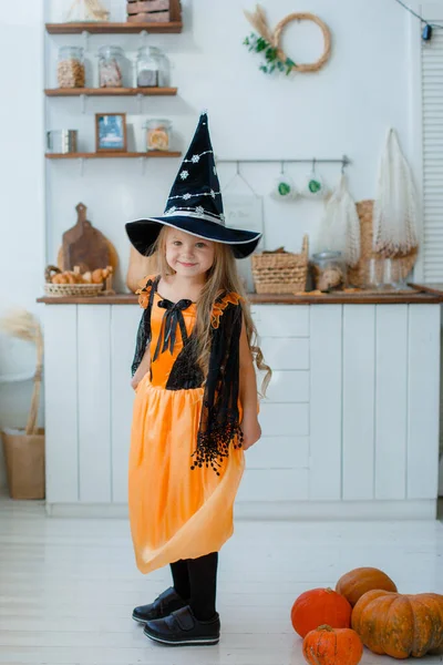 Маленькая Девочка Костюме Ведьмы Хэллоуин — стоковое фото