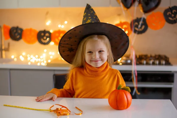 Niña Halloween Disfraz Bruja Con Una Calabaza Casa Cocina — Foto de Stock