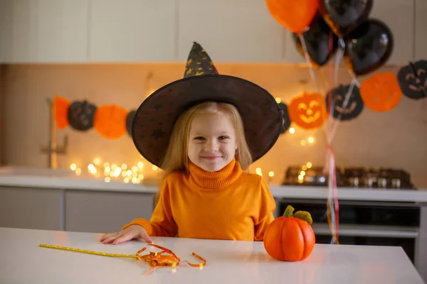 Niña Halloween Disfraz Bruja Con Una Calabaza Casa Cocina — Foto de Stock