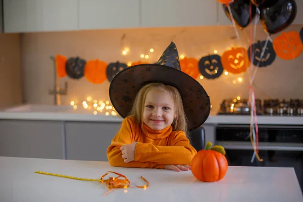 Niña Halloween Disfraz Bruja Con Una Calabaza Casa Cocina — Foto de Stock