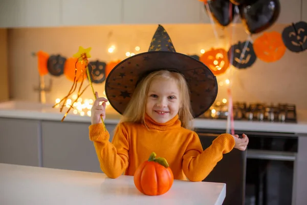 Bambina Halloween Costume Strega Con Una Zucca Casa Cucina — Foto Stock