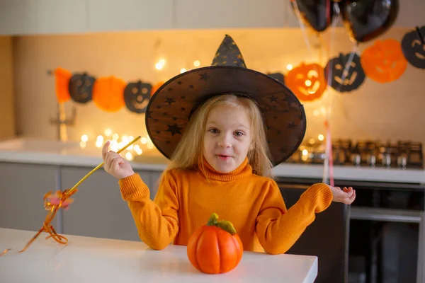 Klein Meisje Halloween Een Heks Kostuum Met Een Pompoen Thuis — Stockfoto