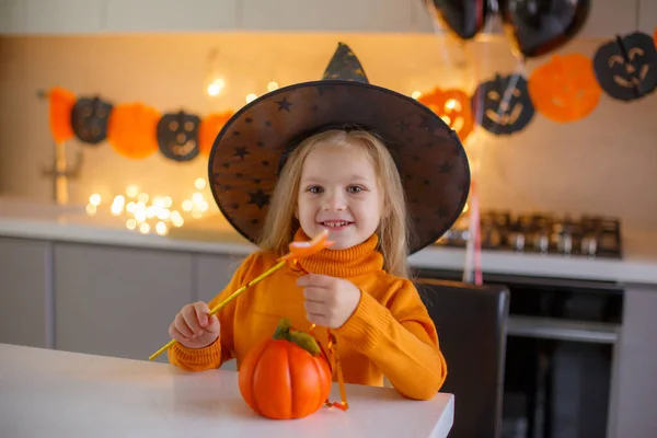 Klein Meisje Halloween Een Heks Kostuum Met Een Pompoen Thuis — Stockfoto