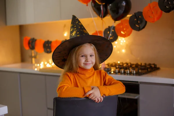 Niña Halloween Disfraz Bruja Con Una Calabaza Casa Cocina — Foto de Stock