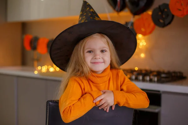 Niña Halloween Disfraz Bruja Con Una Calabaza Casa Cocina — Foto de Stock