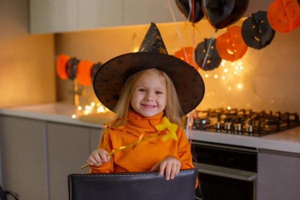 Маленькая Девочка Хэллоуин Костюме Ведьмы Тыквой Дома Кухне — стоковое фото