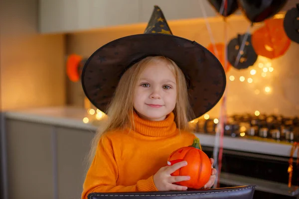 Niña Halloween Disfraz Bruja Con Una Calabaza Casa Cocina — Foto de Stock