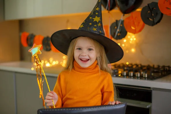 Niña Halloween Disfraz Bruja Con Una Calabaza Casa Cocina — Foto de Stock