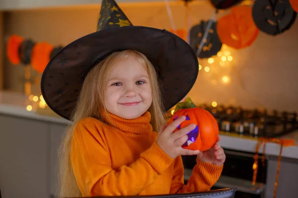 Niña Halloween Disfraz Bruja Con Una Calabaza Casa Cocina — Foto de Stock