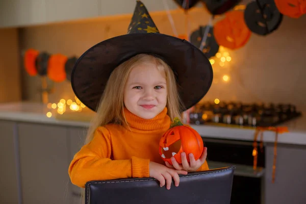 Bambina Halloween Costume Strega Con Una Zucca Casa Cucina — Foto Stock