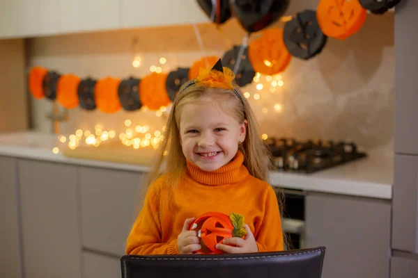 Niña Halloween Traje Calabaza Casa Cocina — Foto de Stock