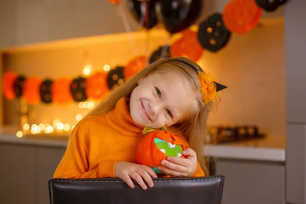 Niña Halloween Traje Calabaza Casa Cocina — Foto de Stock