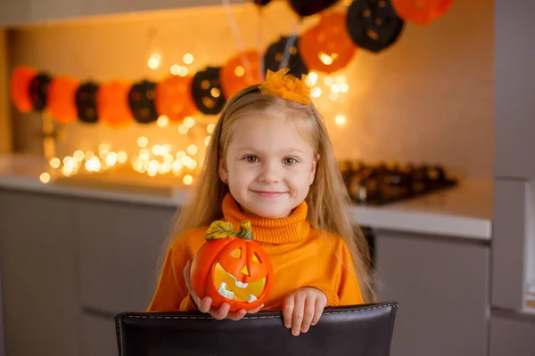 Niña Halloween Traje Calabaza Casa Cocina — Foto de Stock