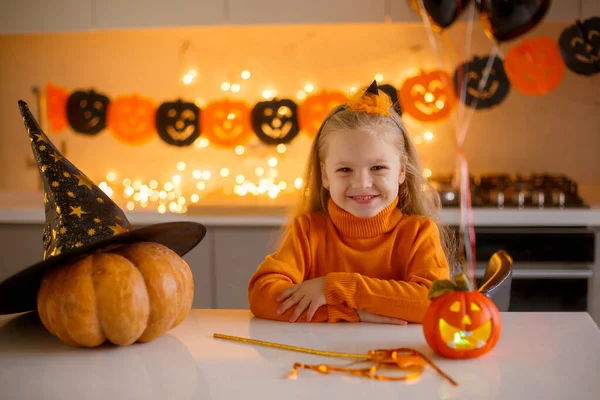 Niña Halloween Traje Calabaza Casa Cocina — Foto de Stock