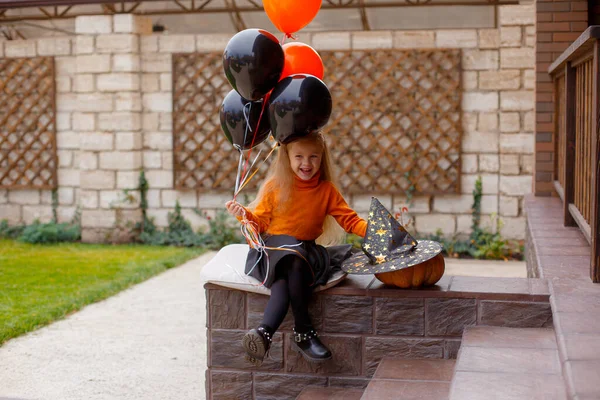 Linda Niña Sentada Porche Con Globos Concepto Halloween — Foto de Stock