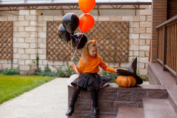 Niedliches Kleines Mädchen Sitzt Auf Veranda Mit Luftballons Halloween Konzept — Stockfoto