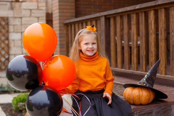 Linda Niña Sentada Porche Con Globos Concepto Halloween — Foto de Stock