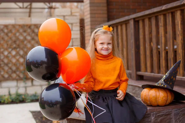 Niedliches Kleines Mädchen Sitzt Auf Veranda Mit Luftballons Halloween Konzept — Stockfoto