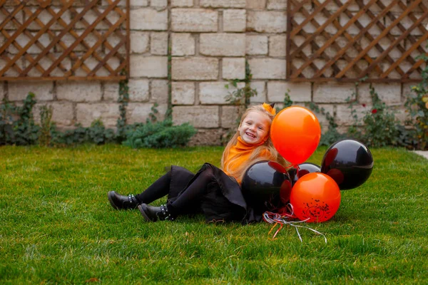 Niña Sentada Césped Con Globos Fiesta Halloween — Foto de Stock