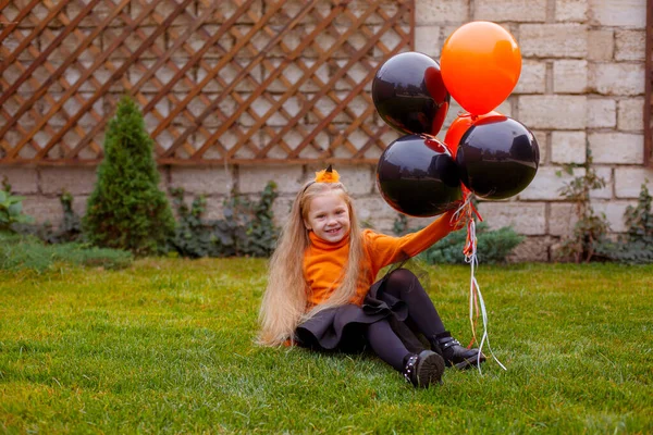 Niña Sentada Césped Con Globos Fiesta Halloween — Foto de Stock