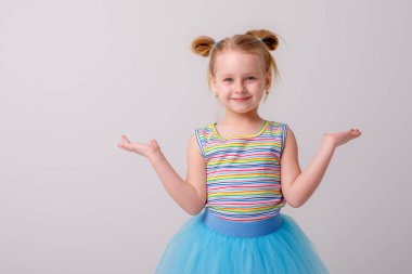 Stüdyoda Gray 'e karşı poz veren tatlı küçük kız.