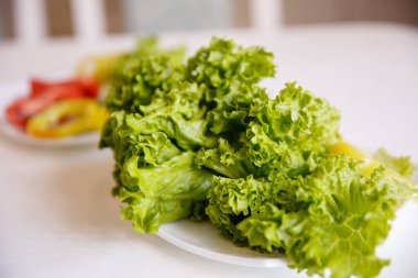 Salata, marul, domates ve peynirli