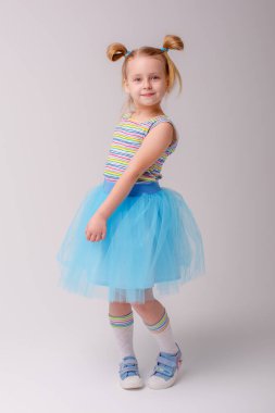 Stüdyoda Gray 'e karşı poz veren tatlı küçük kız. 