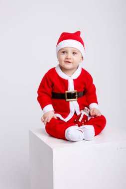 Noel Baba kostümü giymiş küçük çocuk. 