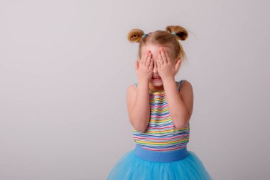 Stüdyoda Gray 'e karşı poz veren tatlı küçük kız.