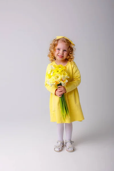 Una Pequeña Chica Pelo Rizado Vestido Amarillo Con Ramo Flores — Foto de Stock