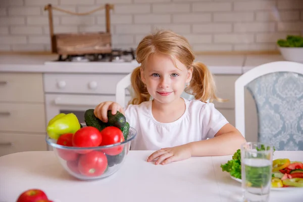 Niña Rubia Comiendo Verduras Cocina — Foto de Stock