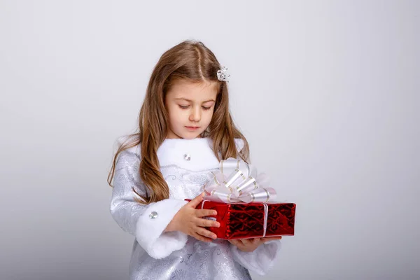 Schattig Klein Meisje Poseren Met Geschenk Doos — Stockfoto