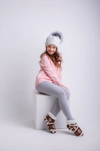 Nastolatka Dziewczyna Pozowanie Zimie Ubrania Sweter Kapelusz — Zdjęcie stockowe