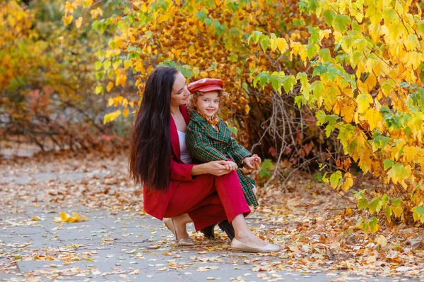 Entzückende Mutter Und Tochter Posieren Herbstpark — Stockfoto