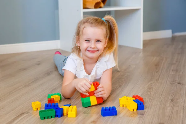 Menina Casa Jogando Construtor — Fotografia de Stock