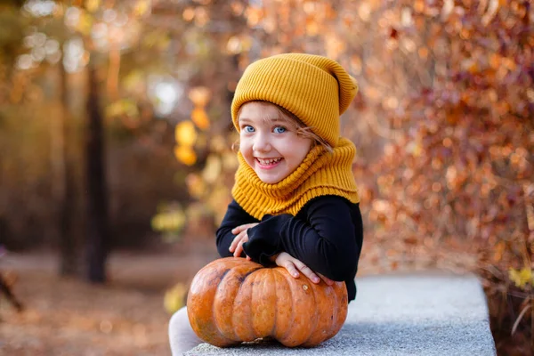 Alegre Chica Posando Con Calabaza Aire Libre — Foto de Stock