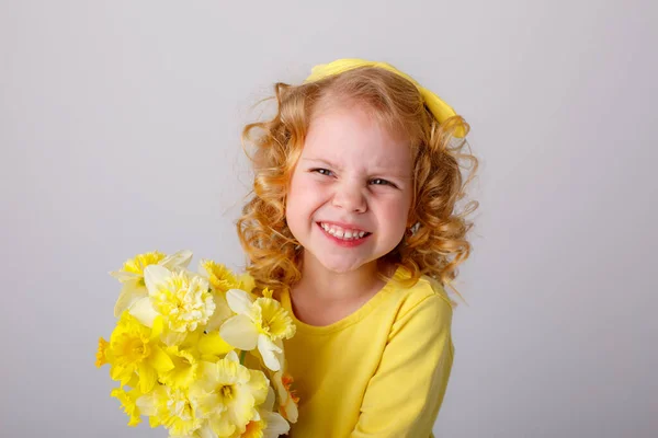 Una Pequeña Chica Pelo Rizado Vestido Amarillo Con Ramo Flores — Foto de Stock