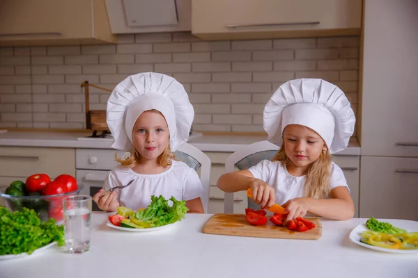 Dos Chicas Divertidas Lindas Posando Sombreros Chef Con Verduras Mesa — Foto de Stock