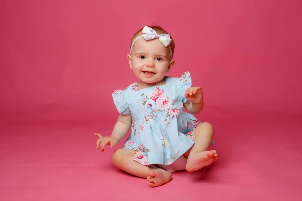 Dítě Dívka Portrét Oblečený Šatech Sedí Růžovém Pozadí — Stock fotografie