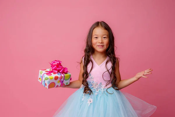 Una Bambina Aspetto Asiatico Tiene Mano Regalo Festeggiare Suo Compleanno — Foto Stock