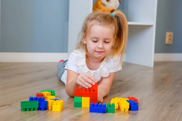 Menina Casa Jogando Construtor — Fotografia de Stock