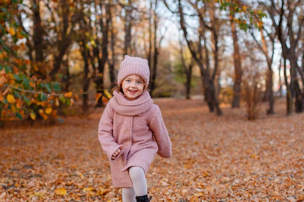 Una Niña Con Ojos Azules Divirtiéndose Parque Otoño — Foto de Stock