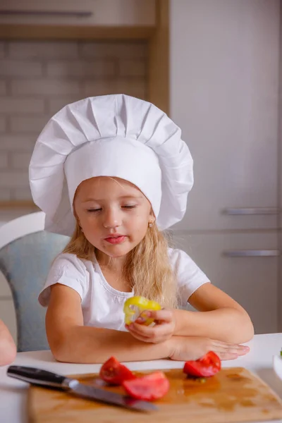 Mignonne Petite Fille Portant Chapeau Chef Posant Sur Cuisine — Photo